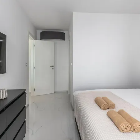 Bregha - Three Bedroom With Terrace *
