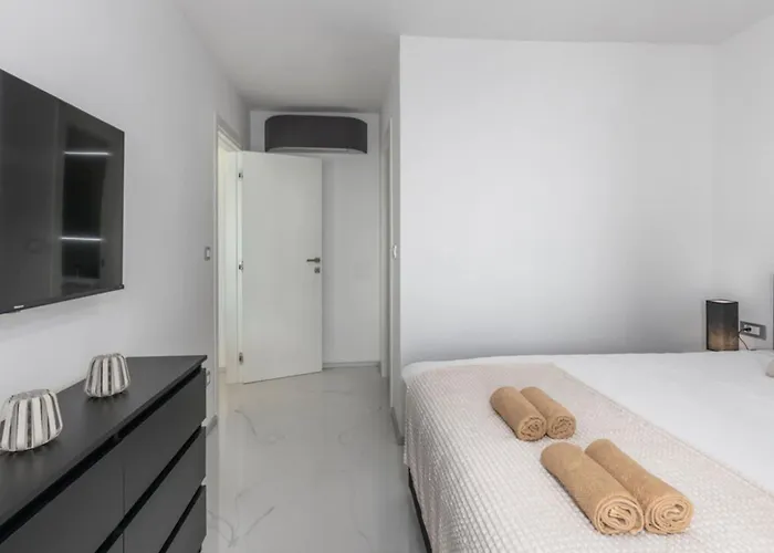 Bregha - Three Bedroom With Terrace *